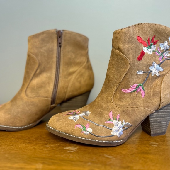 Diba Tan Suede Boho Booties with Floral Embroidery Size 6.5M - Picture 9 of 9